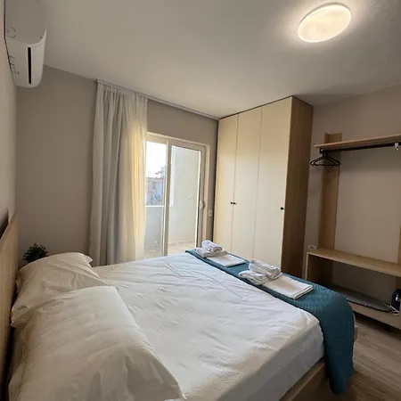 Stylish Renovated Flat With 2 Balconies & Great Natural Light Appartamento