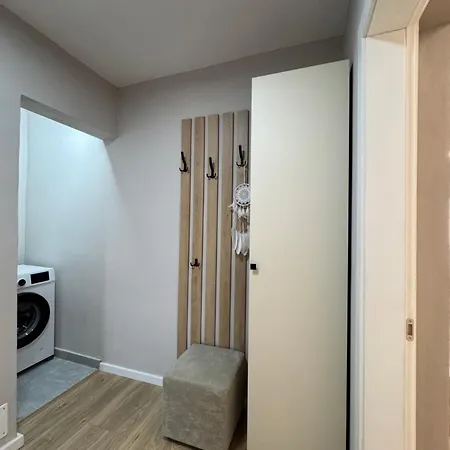 Stylish Renovated Flat With 2 Balconies & Great Natural Light Appartamento