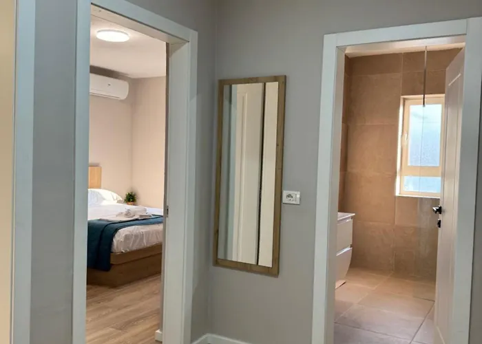 Apartment Stylish Renovated Flat With 2 Balconies & Great Natural Light Tirana