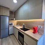 Apartment Stylish Renovated Flat With 2 Balconies & Great Natural Light *