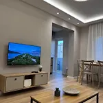 Apartment Stylish Renovated Flat With 2 Balconies & Great Natural Light Tirana