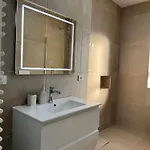 Apartment Stylish Renovated Flat With 2 Balconies & Great Natural Light