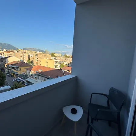 Apartment Stylish Renovated Flat With 2 Balconies & Great Natural Light Tirana