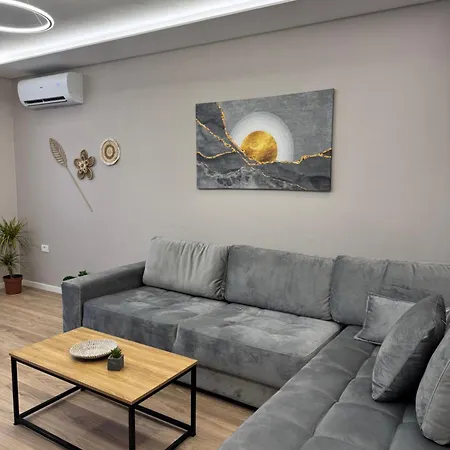 Stylish Renovated Flat With 2 Balconies & Great Natural Light アパート ティラナ