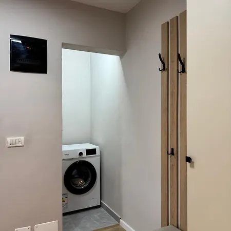 アパート Stylish Renovated Flat With 2 Balconies & Great Natural Light ティラナ