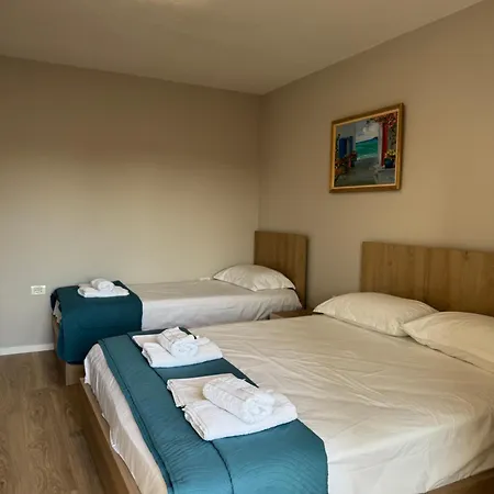 Apartment Stylish Renovated Flat With 2 Balconies & Great Natural Light