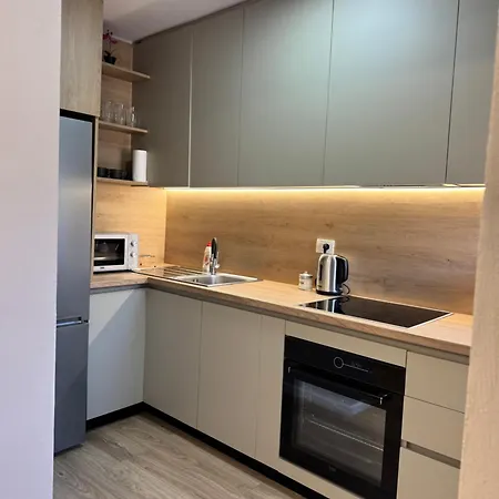 Daire Stylish Renovated Flat With 2 Balconies & Great Natural Light