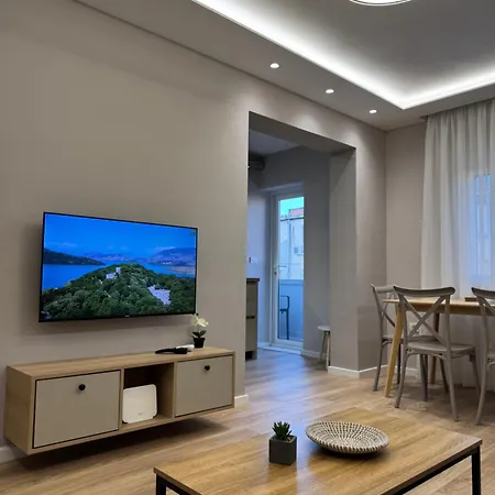 Stylish Renovated Flat With 2 Balconies & Great Natural Light アパート *