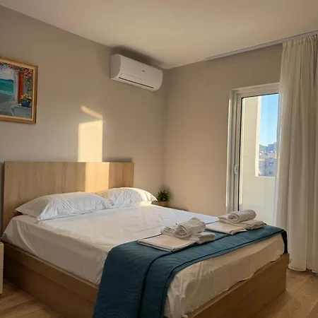 アパート Stylish Renovated Flat With 2 Balconies & Great Natural Light ティラナ