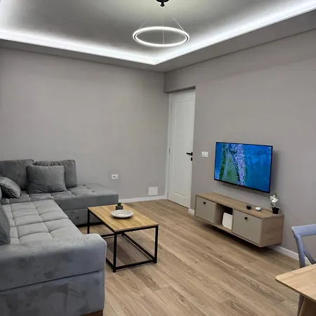 Stylish Renovated Flat With 2 Balconies & Great Natural Light * ティラナ