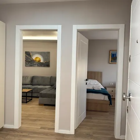 Apartment Stylish Renovated Flat With 2 Balconies & Great Natural Light