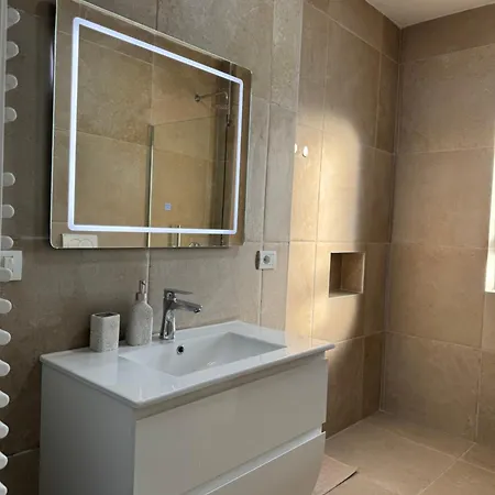 Daire Stylish Renovated Flat With 2 Balconies & Great Natural Light