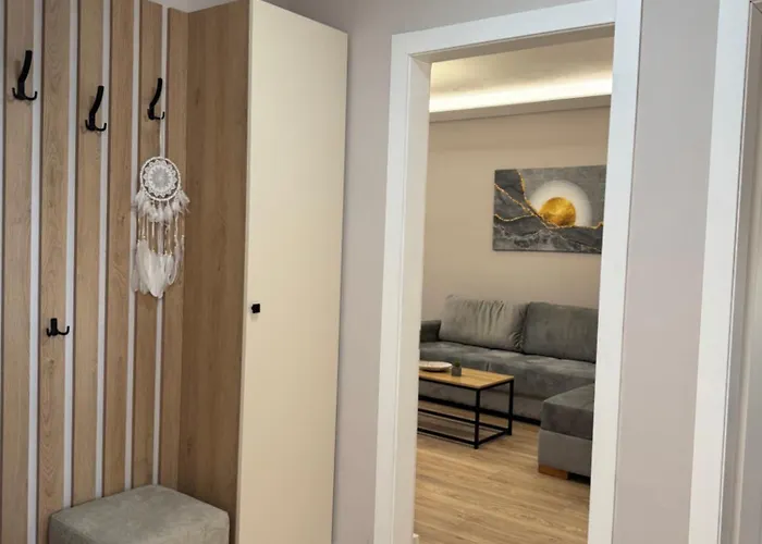 Stylish Renovated Flat With 2 Balconies & Great Natural Light アパート ティラナ