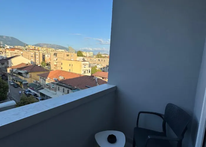 Appartement Stylish Renovated Flat With 2 Balconies & Great Natural Light Tirana