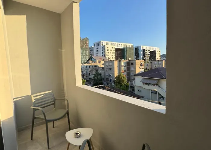 Stylish Renovated Flat With 2 Balconies & Great Natural Light アパート ティラナ