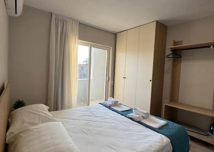 Stylish Renovated Flat With 2 Balconies & Great Natural Light アパート