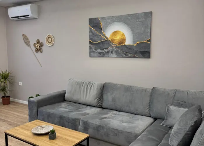 Stylish Renovated Flat With 2 Balconies & Great Natural Light アパート ティラナ