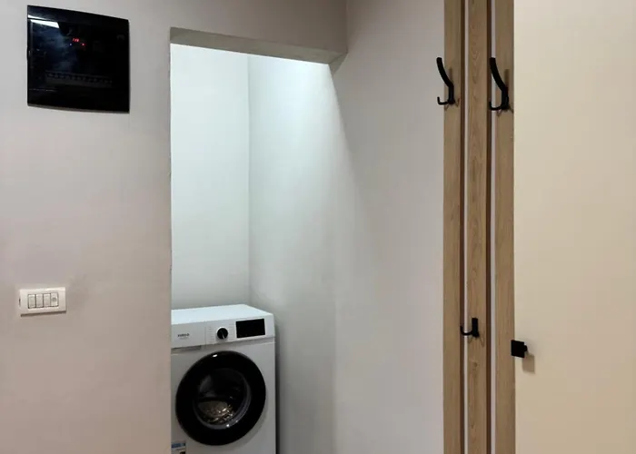 アパート Stylish Renovated Flat With 2 Balconies & Great Natural Light ティラナ