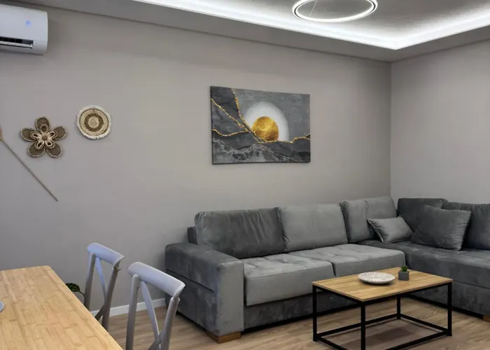 Appartement Stylish Renovated Flat With 2 Balconies & Great Natural Light Tirana