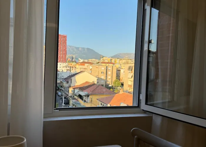 Stylish Renovated Flat With 2 Balconies & Great Natural Light Appartement