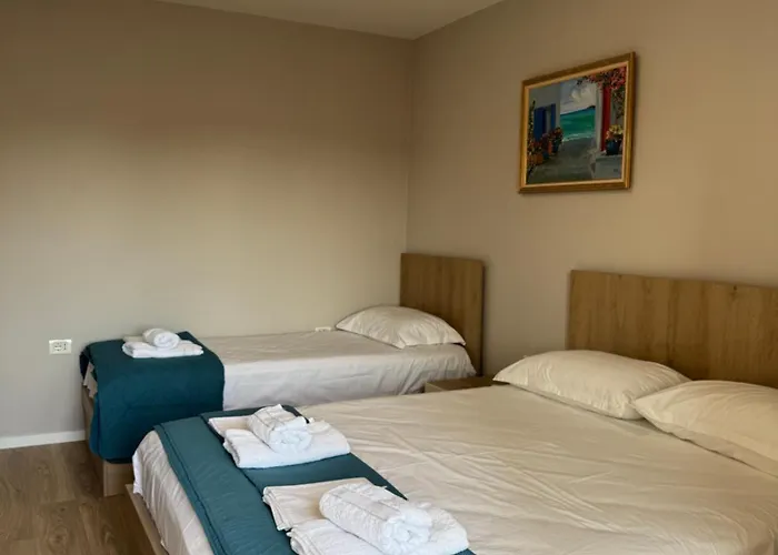 Appartement Stylish Renovated Flat With 2 Balconies & Great Natural Light