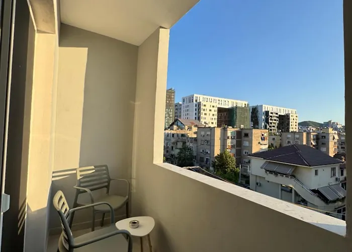 Stylish Renovated Flat With 2 Balconies & Great Natural Light * ティラナ