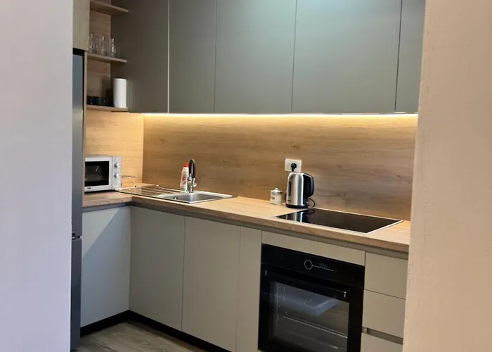 Stylish Renovated Flat With 2 Balconies & Great Natural Light