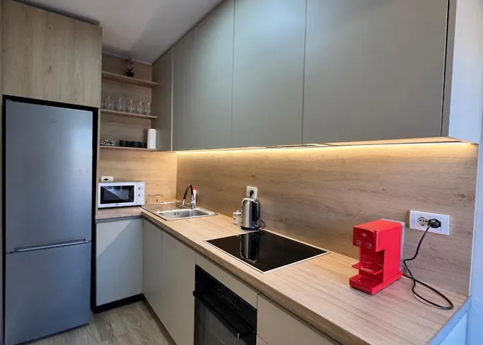 Appartement Stylish Renovated Flat With 2 Balconies & Great Natural Light *