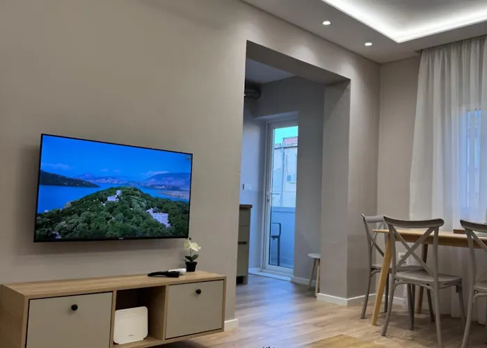 アパート Stylish Renovated Flat With 2 Balconies & Great Natural Light ティラナ