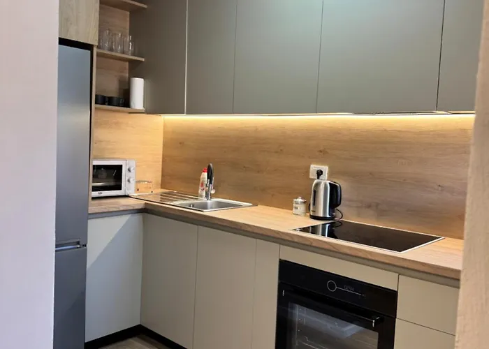 Appartement Stylish Renovated Flat With 2 Balconies & Great Natural Light