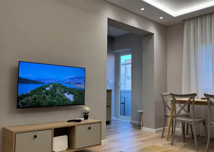 Stylish Renovated Flat With 2 Balconies & Great Natural Light アパート *