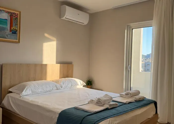 アパート Stylish Renovated Flat With 2 Balconies & Great Natural Light ティラナ