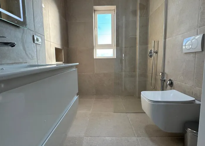 Stylish Renovated Flat With 2 Balconies & Great Natural Light ティラナ