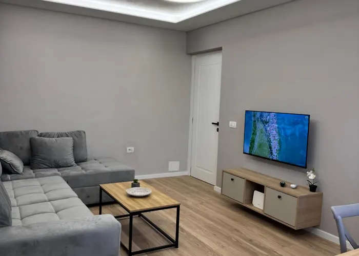 Stylish Renovated Flat With 2 Balconies & Great Natural Light * ティラナ