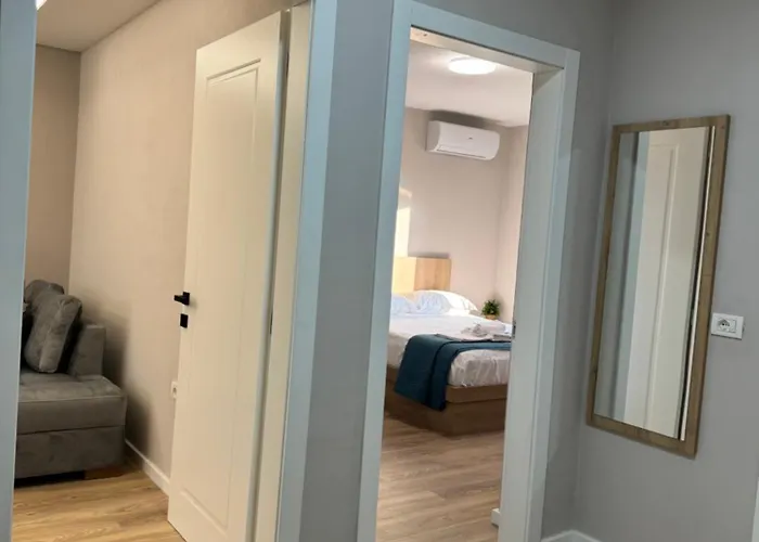 Stylish Renovated Flat With 2 Balconies & Great Natural Light Appartement