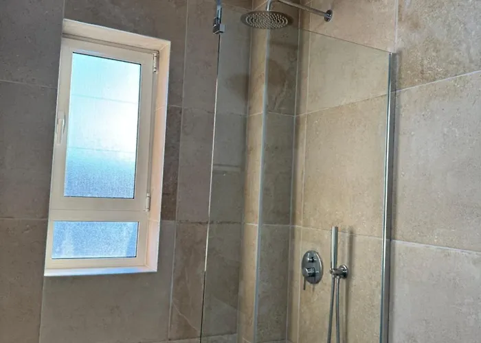 Stylish Renovated Flat With 2 Balconies & Great Natural Light