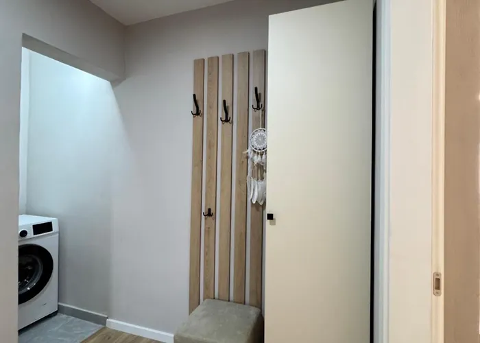 Stylish Renovated Flat With 2 Balconies & Great Natural Light アパート