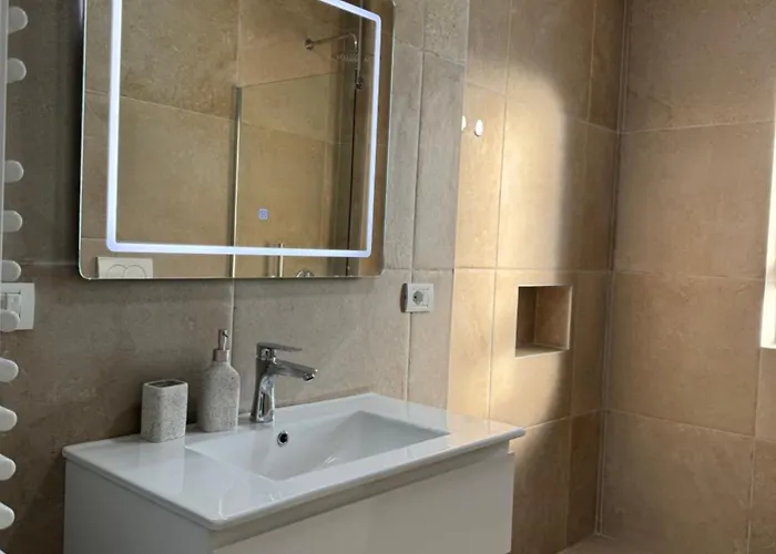 Appartement Stylish Renovated Flat With 2 Balconies & Great Natural Light